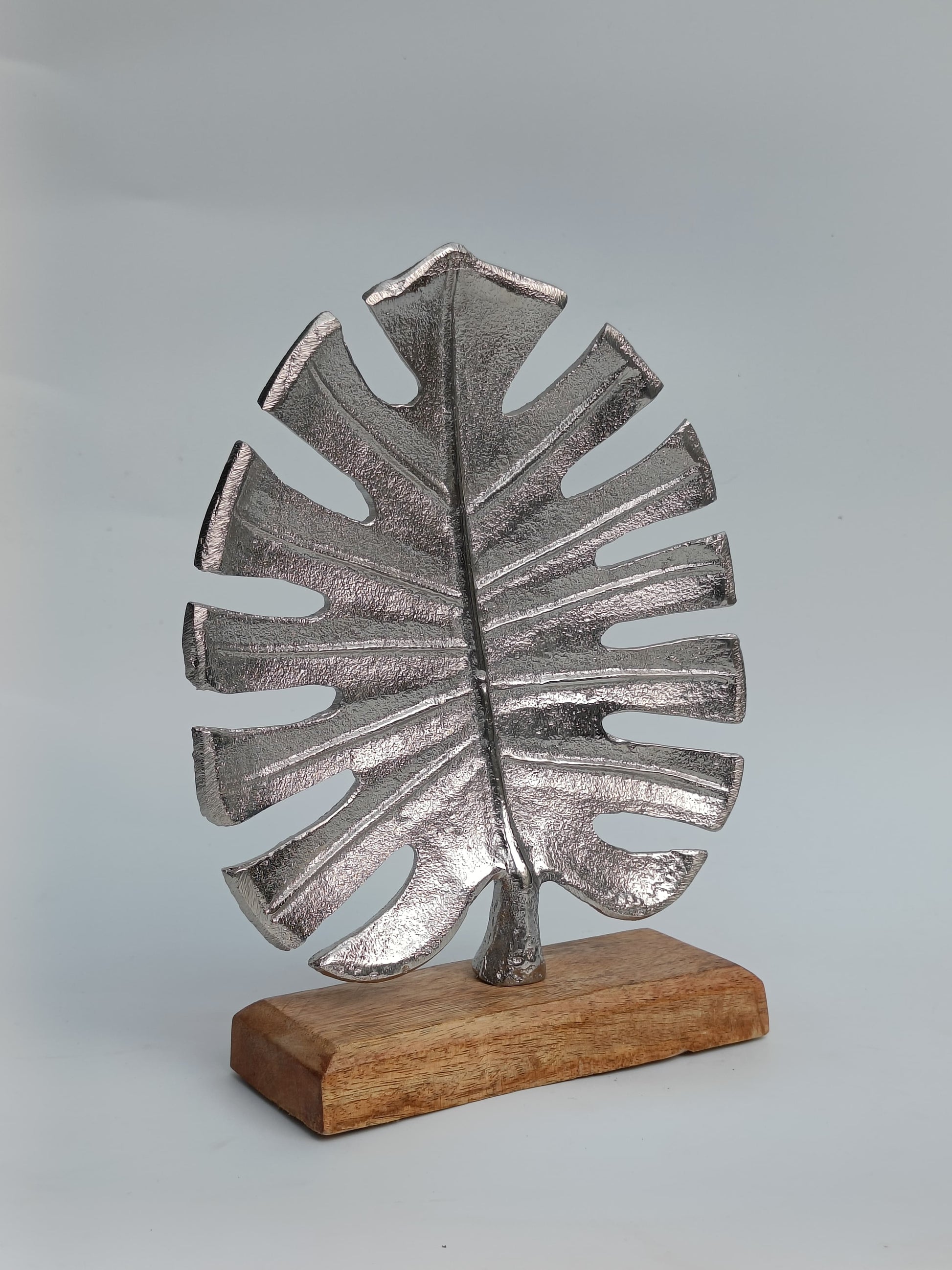 Silver Monstera Leaf on Wooden Base – Modern Botanical Tabletop Accent