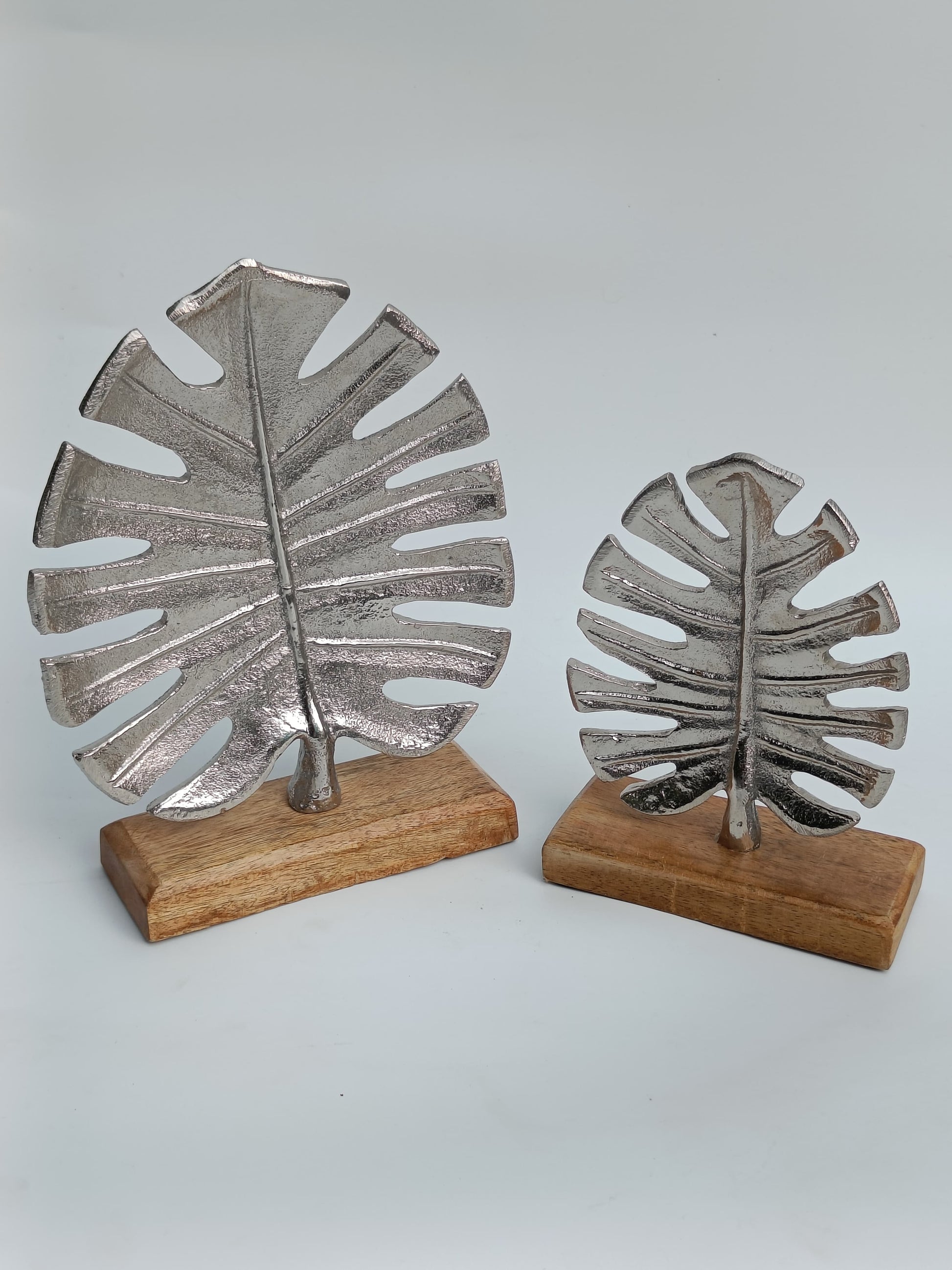 Silver Monstera Leaf on Wooden Base – Modern Botanical Tabletop Accent