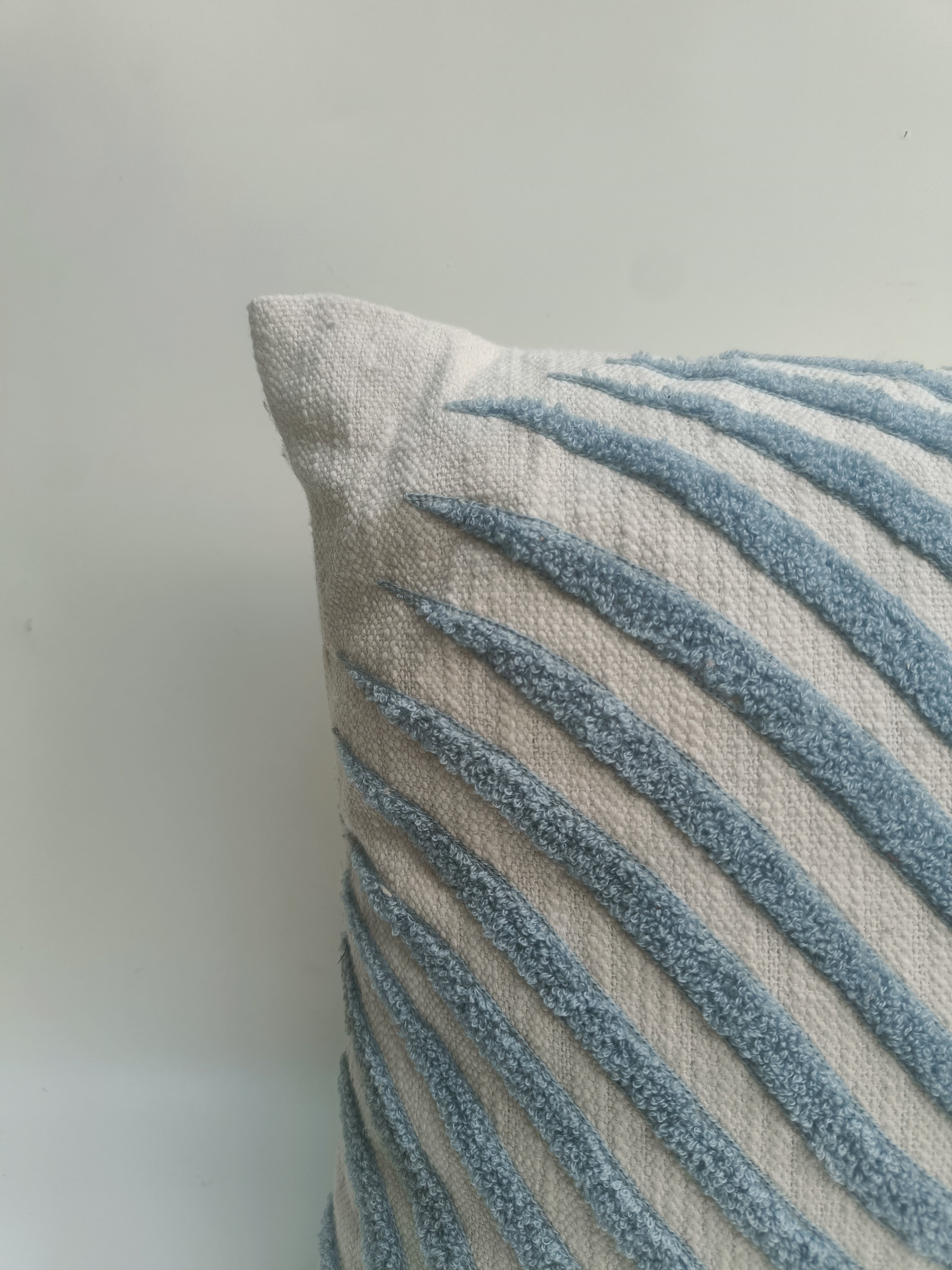 Coastal Blue Leaf Cushion – Tufted Cotton Throw Pillow