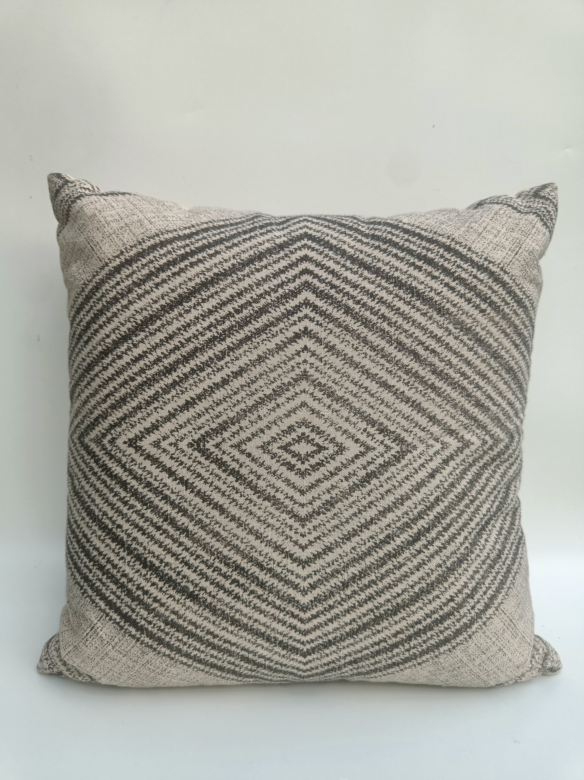 Diamond Weave Pattern Cushion – Elegant Monochrome Accent