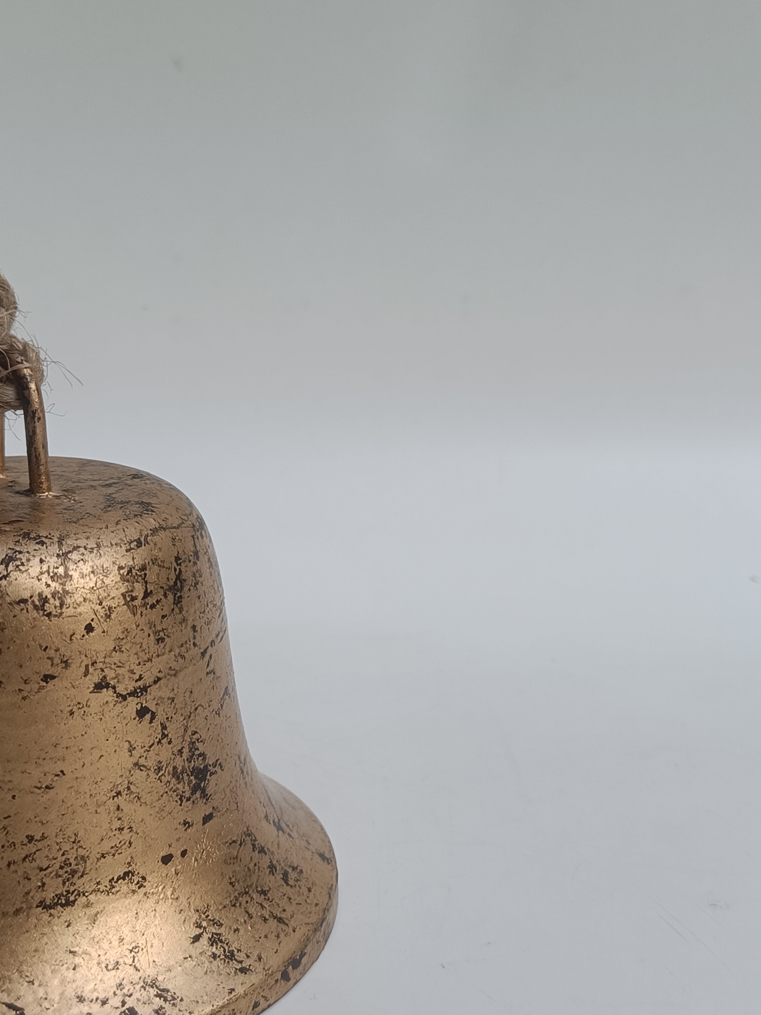 Classic Gold Metal Bell – Vintage Hanging Accent